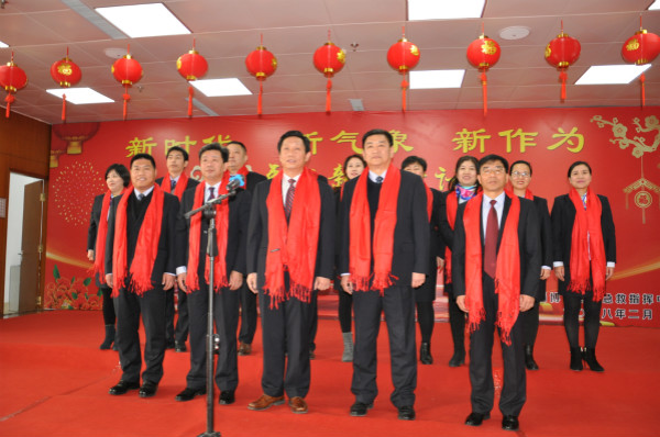中心領(lǐng)導(dǎo)和中層干部合唱《團(tuán)結(jié)就是力量》.jpg
