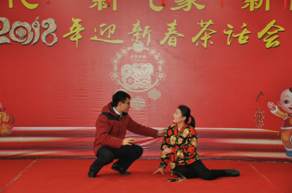 調(diào)度科侯宗云、張之才等的小品《扶不扶》.jpg