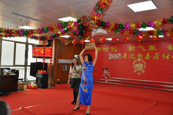 呂偉華的魔術(shù)《空箱出寶》.jpg