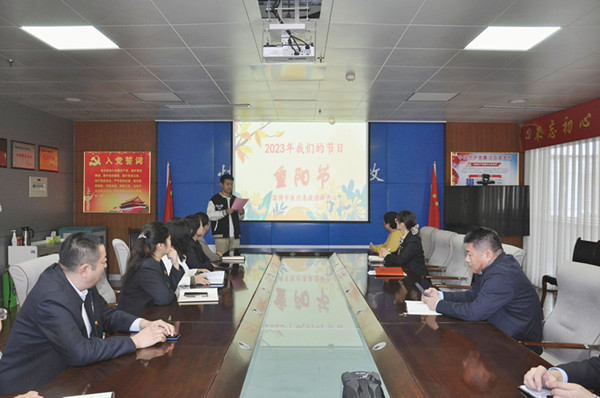 2023年10月20日淄博120在指揮室開展重陽節(jié)經(jīng)典誦讀1.JPG